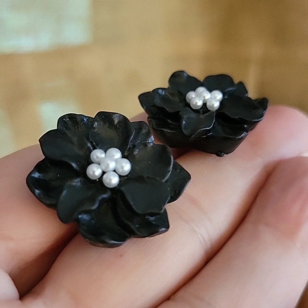 Black Tie Bloom Sculptural Stud Earrings - Picture 6 of 7
